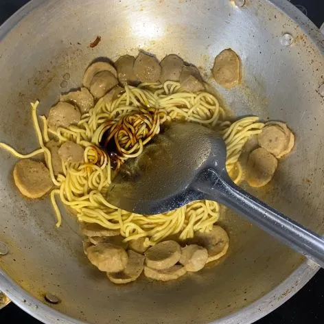 Masukkan kecap manis. Aduk hingga kecap manis terserap dan mie matang.
