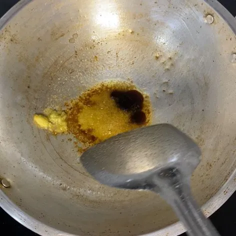 Masukkan kecap asin dan saus tiram.