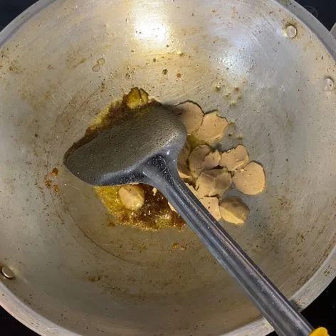 Masukkan bakwan yang sudah dipotong sesuai selera. Tumis sebentar.