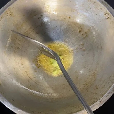 Tumis bumbu halus hingga wangi.