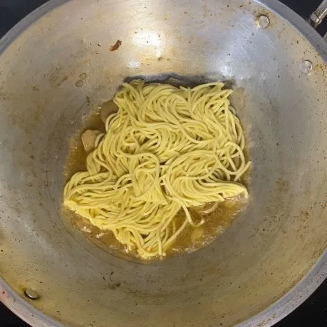 Masukkan mie, masak sampai mie 1/2 matang.