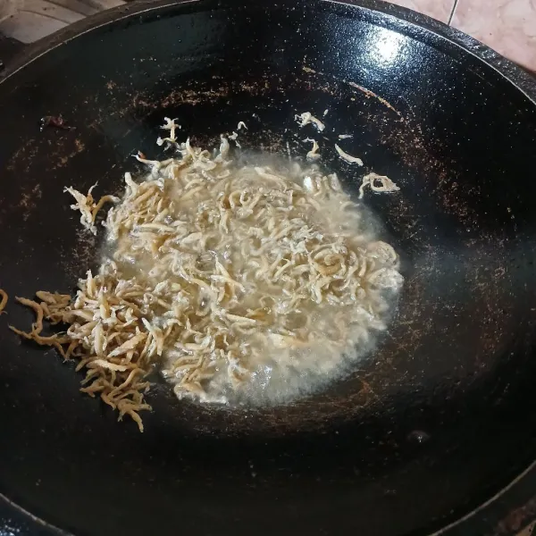 Cuci teri kering, goreng hingga matang kecoklatan. Angkat dan sisihkan.