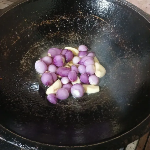 Tumis bawang merah dan putih hingga matang.