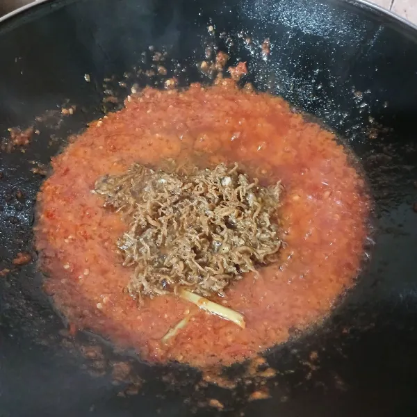 Masukkan teri goreng, aduk rata. Koreksi rasa. Sajikan
