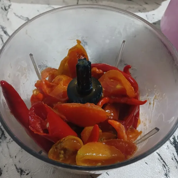 Masukkan chopper, haluskan.