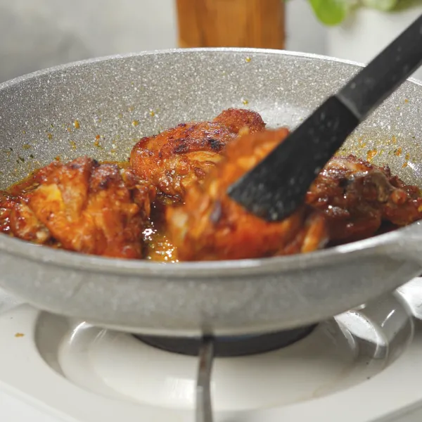 Tumis bumbu halus dan tambahkan bumbu, aduk rata. Tambahkan ayam yang sudah di goreng, aduk rata.