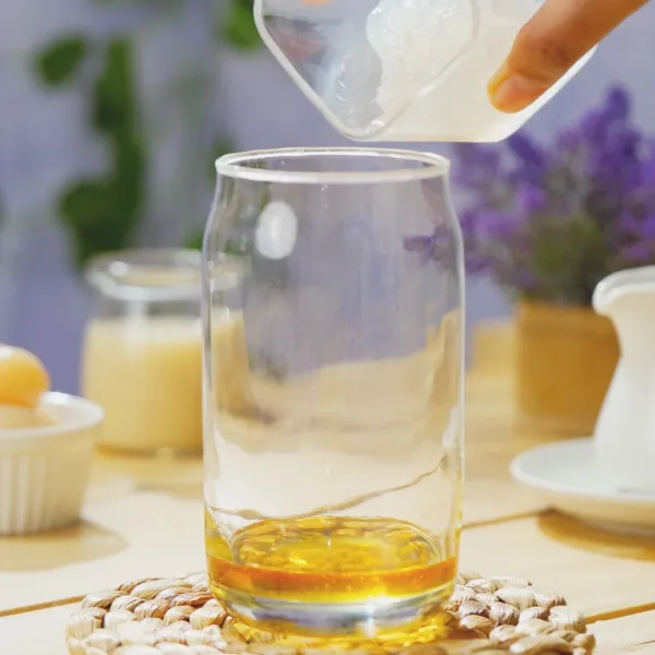 Masukan madu, nata de coco, es batu, leci