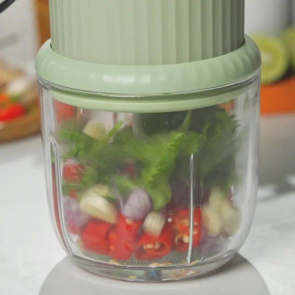 Blender cabai merah, cabai keriting, daun ketumbar, bawang merah, dan bawang putih hingga halus, sisihkan.