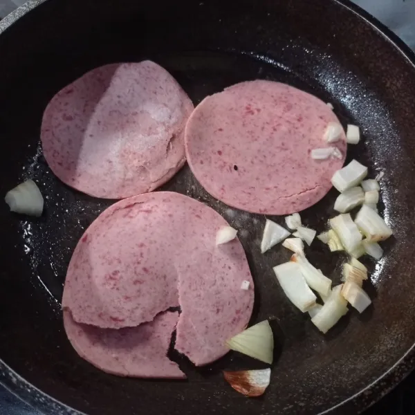 Panaskan margarin lagi sedikit tumis bawang bombai dan panggang smoke beef sampai matang juga, angkat.