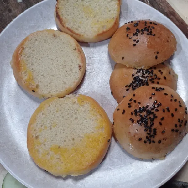 Belah 2 roti burger lalu panggang dengan margarin sampai matang, angkat.