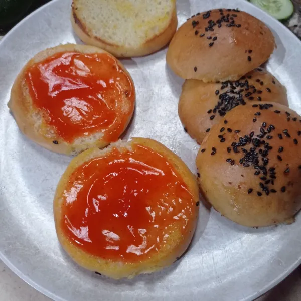 Olesi sebagian roti dengan saus sambal.