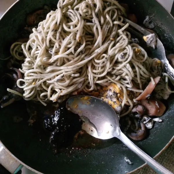 Masukkan bumbu mie. Aduk rata, taburi wijen dan siap dinikmati!