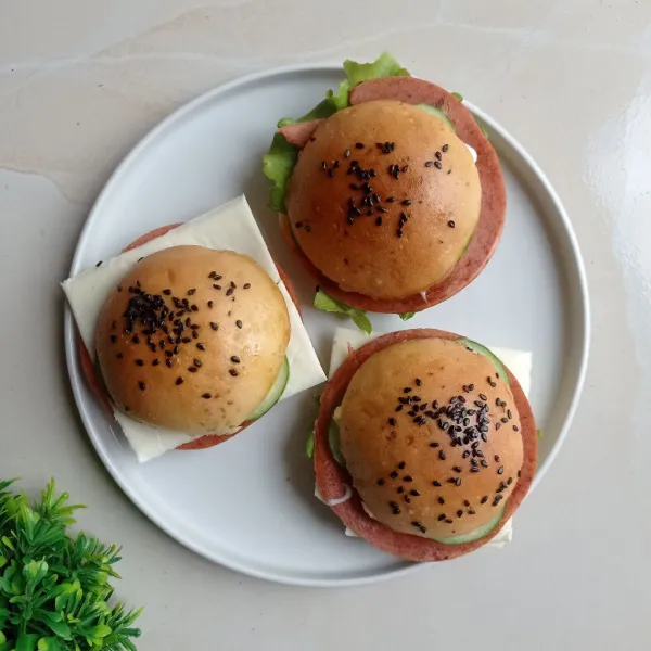 Tutup dengan burger lainnya, siap disajikan.
