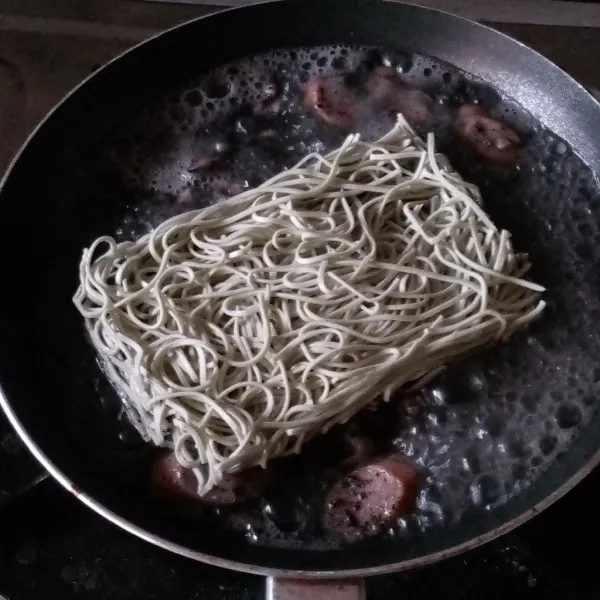 Masukkan mie dan sosis.