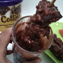 Langkah kelima, jika coklat sudah tercampur rata, celupkan buah yang sudah dibekukan sebelumya. Baluri hingga semua tertutup dengan coklat.