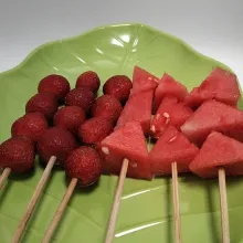 Langkah ketiga, jika semua buah sudah ditusuk-tusuk, masukkan ke dalam freezer minimal 1 jam atau boleh lebih yang penting buah sudah beku.
