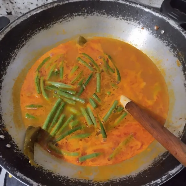 Tambahkan kacang panjang. Rebus hingga kacang setengah matang.