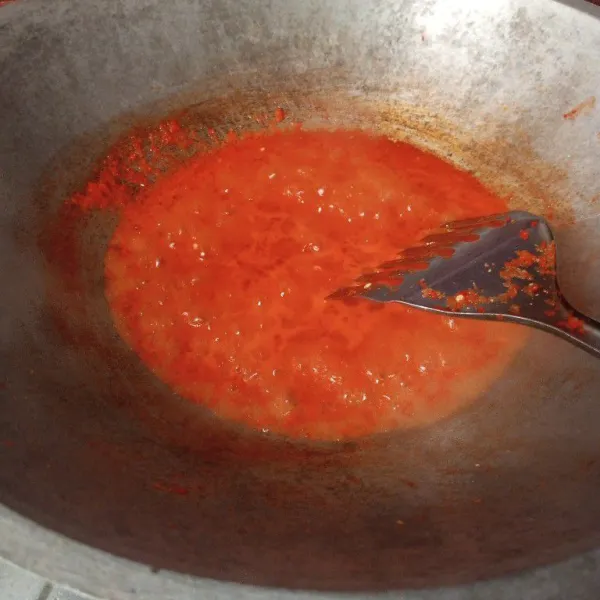 Tumis bumbu halus dengan minyak goreng lalu tambahkan gula garam dan penyedap.