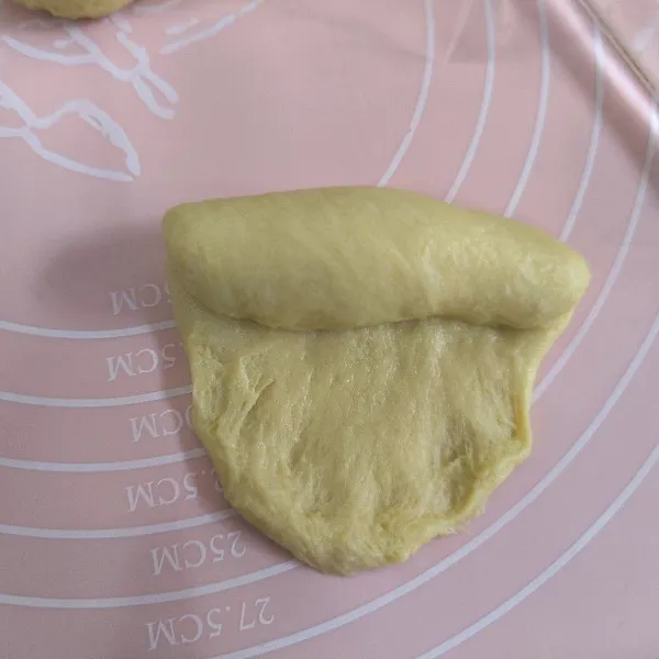 Ambil satu buah adonan gilas kemudian gulung sambil di tekan-tekan, kemudian rapatkan bagian pinggirannya supaya saat dipanggang tidak lepas.