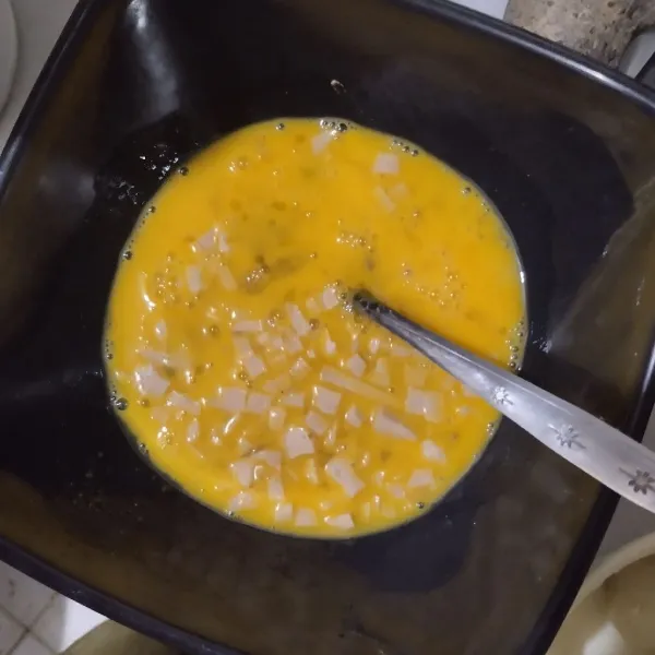 Kocok telur, baso, garam, lada bubuk, air dan kaldu bubuk hingga rata.