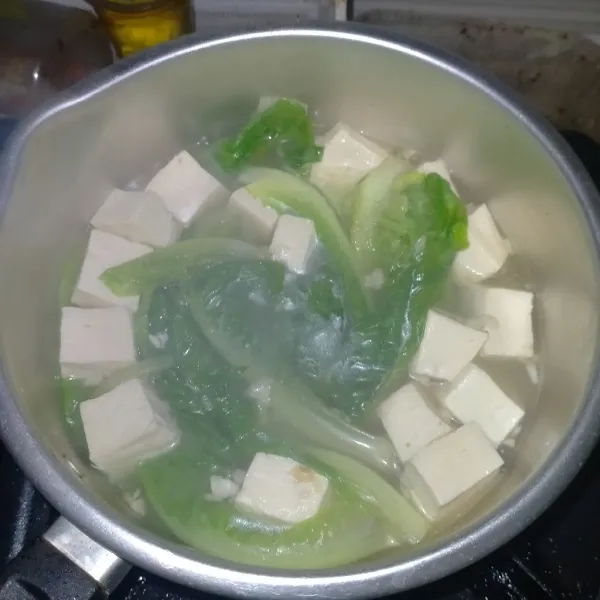 Masukkkan selada, seasoning, dan minyak wijen.