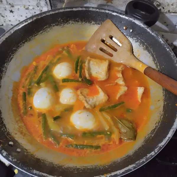 Tambahkan telur rebus dan tahu goreng.