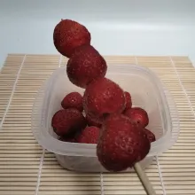 Langkah pertama, siapkan buah strawberry. Tusuk-tusuk menggunakan tusukan sate.