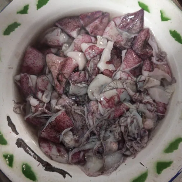 Buang tulang cumi-cumi lalu cuci bersih dan iris sesuai selera.