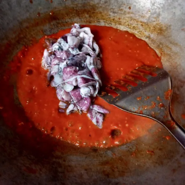 Masukkan cumi-cumi kedalam bumbu tumis, aduk-aduk.