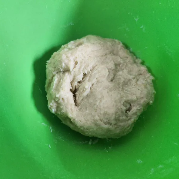 Campur tepung terigu, gula pasir, susu bubuk, ragi instan, pelembut roti dan telur jadi satu. Tuang susu cair sedikit demi sedikit uleni sampai adonan setengah kalis.