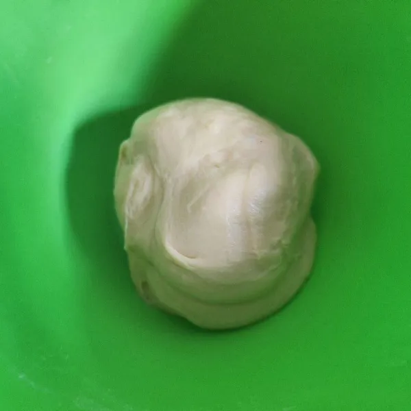 Selanjutnya masukkan garam dan margarin, uleni sampai adonan kalis elastis. Tutup adonan dengan serbet bersih dan istirahatkan selama 30 menit.