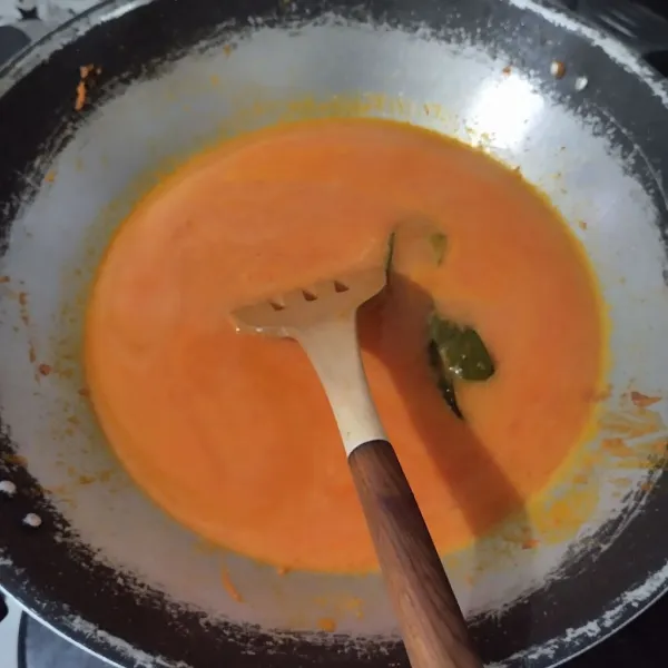 Tuang air dan biarkan mendidih.