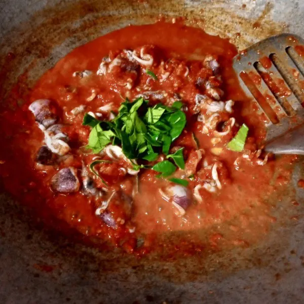 Tambahkan daun jeruk yang sudah diiris.