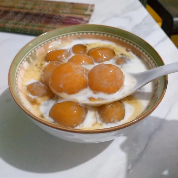 Tuang susu secukupnya ke atas biji salak. Sajikan dingin lebih nikmat..