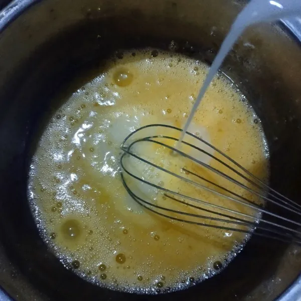 Tuang Santan secara bertahap.