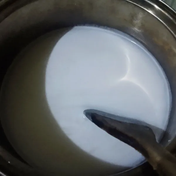 Rebus santan & garam hingga mendidih, lalu biarkan suhu ruang.