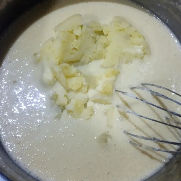 Lalu masukan kentang, aduk rata.