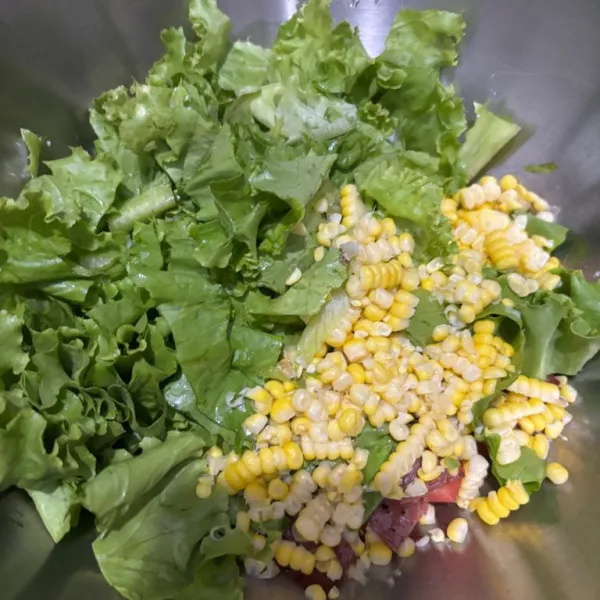 Masukkan jagung manis.