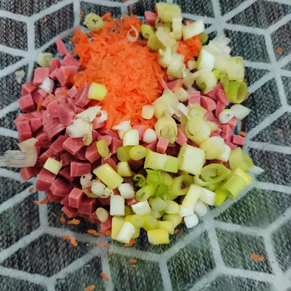 Kemudian masukkan daun prei cincang dan bawang putih yang sudah dicincang juga.