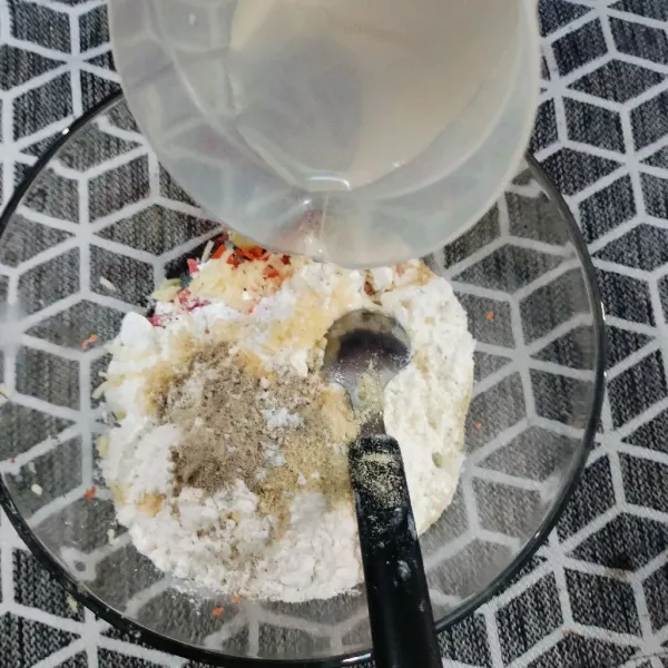 Kemudian masukkan tepung terigu dan tepung tapioka lalu tambahkan garam Merica bubuk dan penyebab rasa aduk sampai rata.