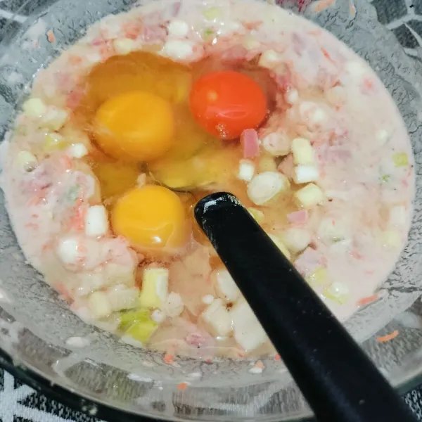 Kemudian masukkan telurnya, lalu aduk sampai rata.