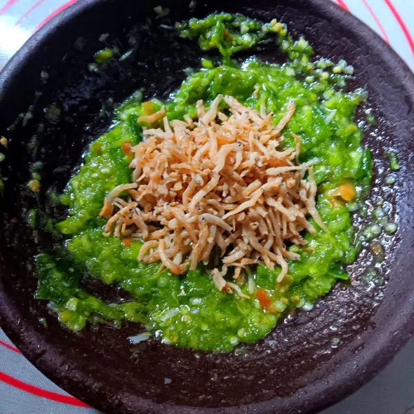 Tambahkan teri goreng, aduk rata. Siap disajikan.