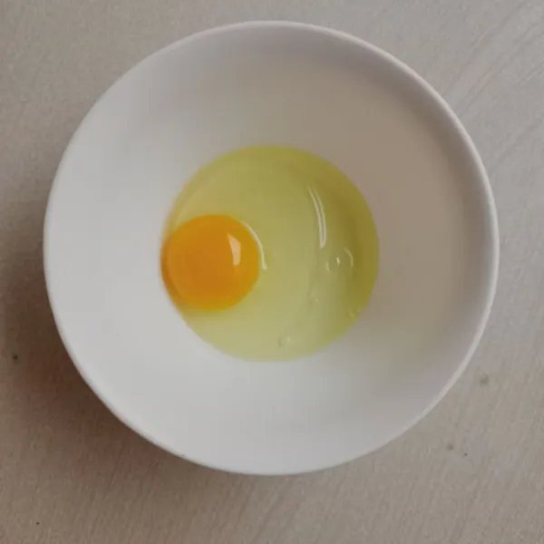 Masukan telur ke dalam wadah