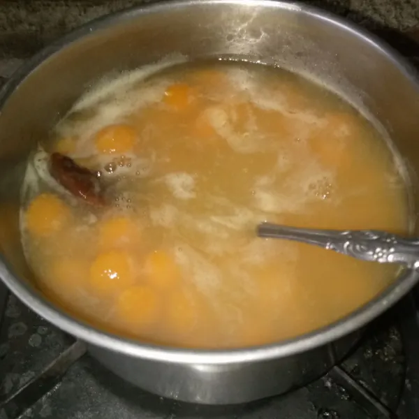Rebus biji salak hingga matang cerah keorenan dan air sedikit surut, sesekali diaduk. Masukkan gula jawa dan garam.