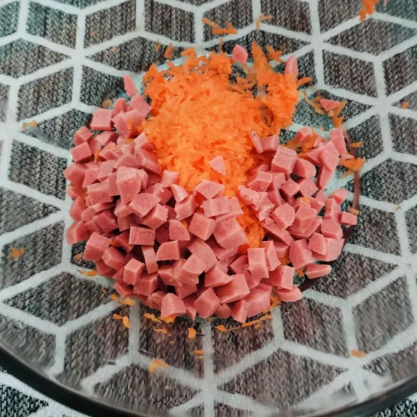 Langkah pertama potong dadu sosis dan serut wortel yang sudah di cuci bersih sebelumnya.