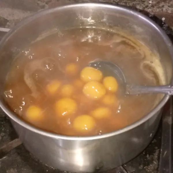 Rebus hingga gula larut dan air mengental.