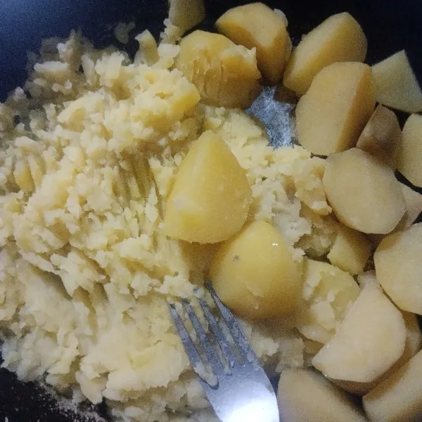Haluskan kentang dengan garpu / diblender.