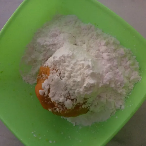 Kukus mantang, kupas kulit lalu haluskan dengan ulekan. Masukkan sagu dan garam.