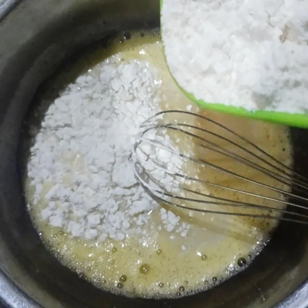 Masukan terigu & tepung beras secara bergantian dengan santan.