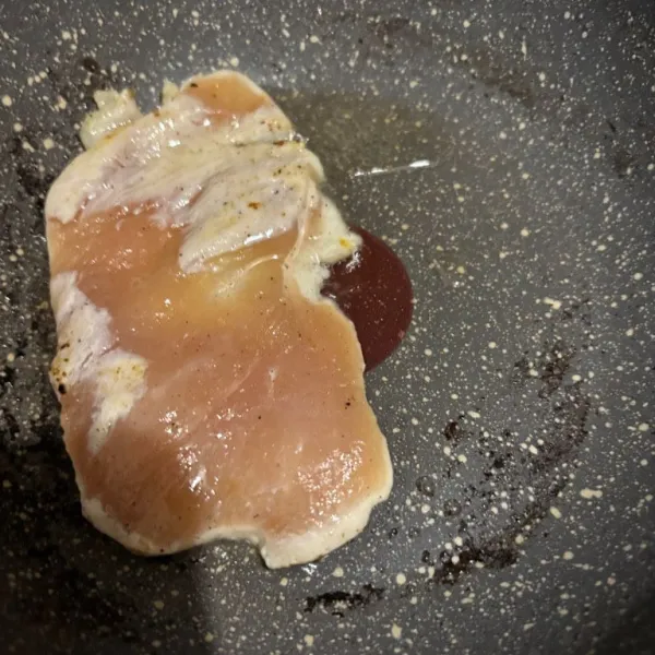Masrinasi dada ayam dengan kaldu jamur, garam dan merica bubuk. Biarkan hingga 30 menit. Panaskan wajan dan pan dada ayam hingga matang.